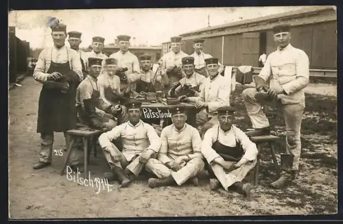 AK Bitsch, Groupe de soldats posant devant des baraquements en 1914