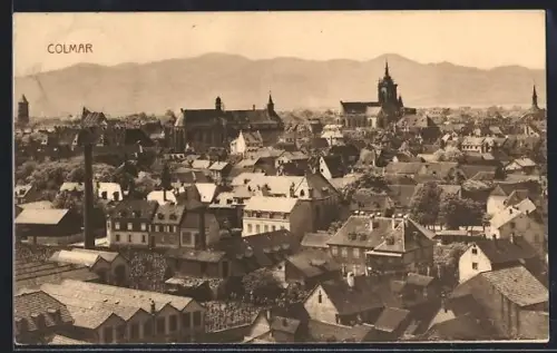 AK Colmar, Vue panoramique sur la ville avec montagnes en arrière-plan