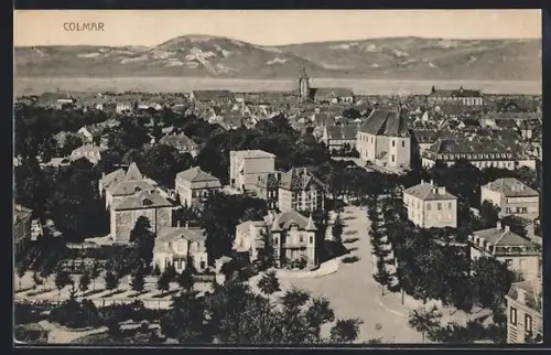 AK Colmar, Vue aérienne de la ville avec montagnes en arrière-plan