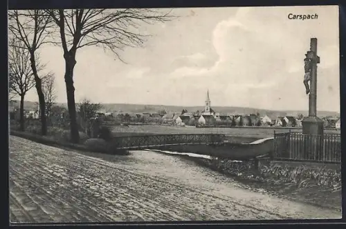 AK Carspach, Vue sur le village avec croix au premier plan et route bordée d`arbres