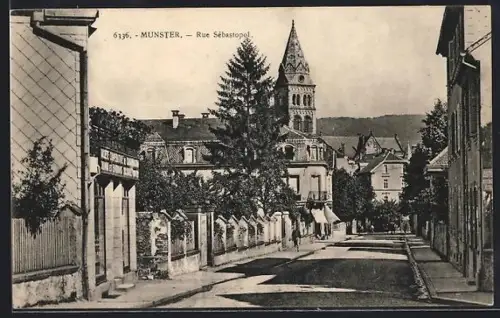 AK Munster, Rue Sébastopol avec église en arrière-plan