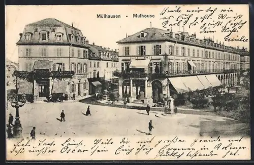 AK Mulhouse, Vue de la place animée avec bâtiments historiques et passants