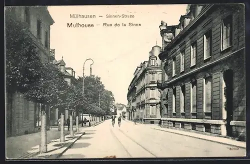 AK Mulhouse, Rue de la Sinne avec bâtiments historiques et cyclistes