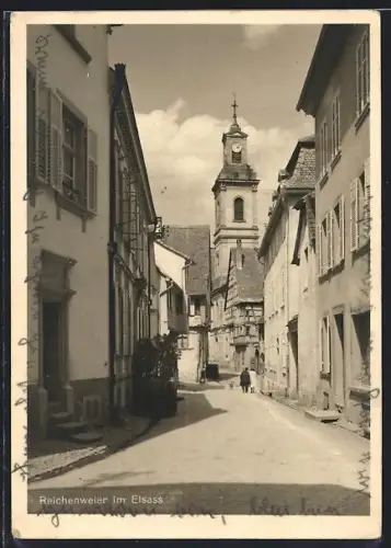 AK Reichenwier im Elsass, Strassenpartie mit Blick zur Kirche