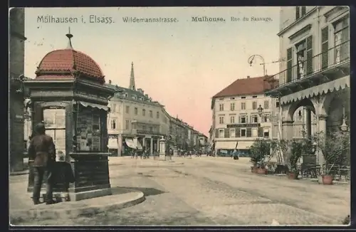 AK Mulhouse, Rue du Sauvage avec kiosque et bâtiments urbains
