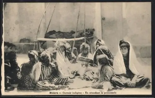 AK Biskra, Ouvroir indigène, en attendant la promenade