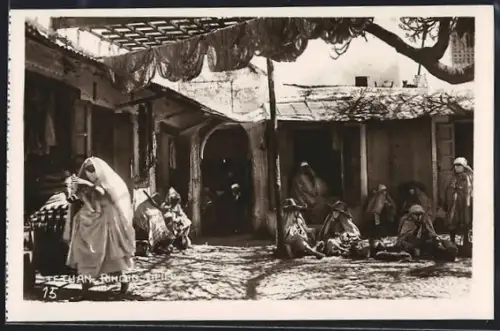 AK Tetuan, Anwohner auf einem Platz