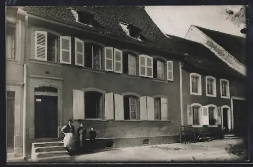 AK Saarunion, Famille devant une maison