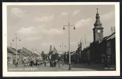 AK Rakovník-Námestí, Strassenpartie mit Kirche