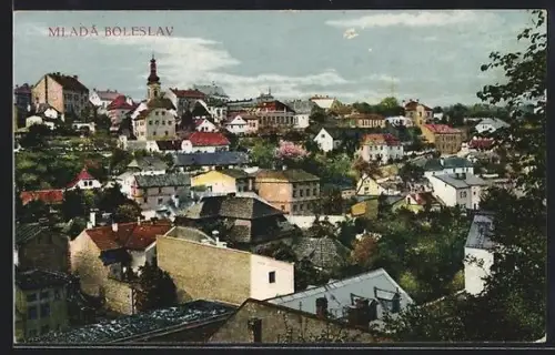 AK Mladá Boleslav, Über die Dächer des Ortes mit Kirchturm