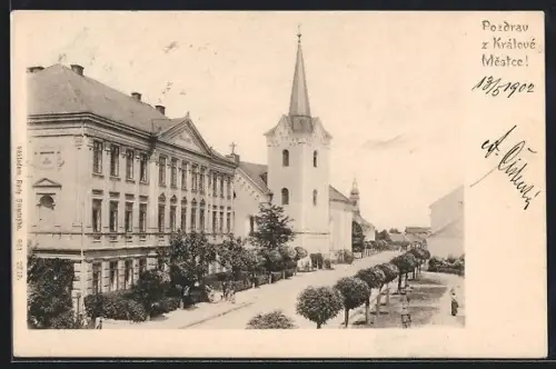 AK Mestec Kralove, Strassenpartie mit Kirche und Passanten