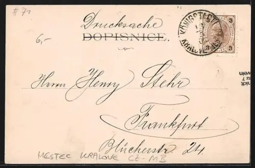 AK Mestec Kralove, Strassenpartie mit Kirche und Passanten