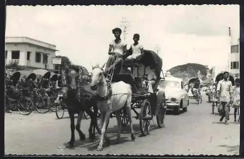 AK Pakistan, Strassenpartie mit Kutschen und Autos