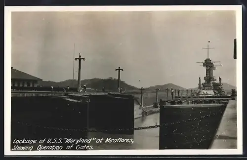 Foto-AK Miraflores, Lockage of battleship USS Maryland, showing operation of gates