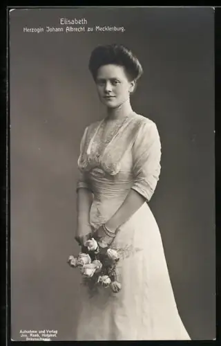 AK Herzogin Elisabeth von Mecklenburg mit einem Rosenstrauss