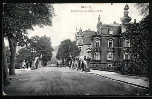 AK Coburg, Bahnhofstrasse und Hohenlohebrücke mit Passanten