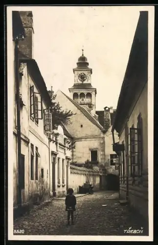 AK Trebon, Strassenpartie mit Kirchturm