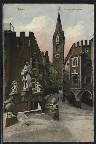 AK Brixen, Adlerbrückengasse mit Kirchturm, Skulpturen u. Arkadengang