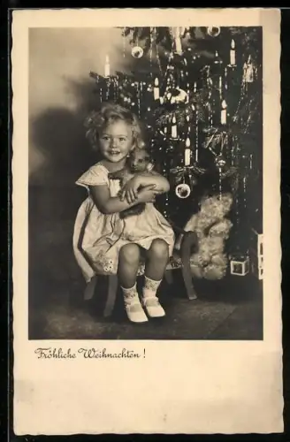 Foto-AK Weihnachtsgruss, Mädchen mit Teddy und Weihnachtsbaum