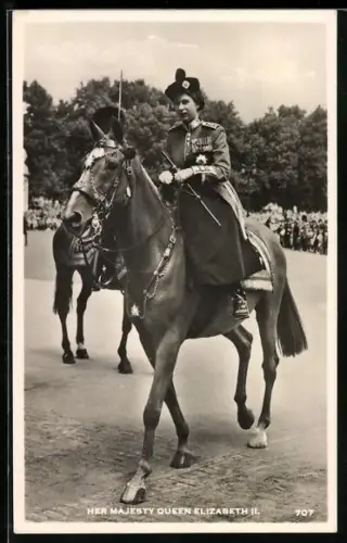 Foto-AK Königin Elisabeth II von England in Uniform auf einem Pferd