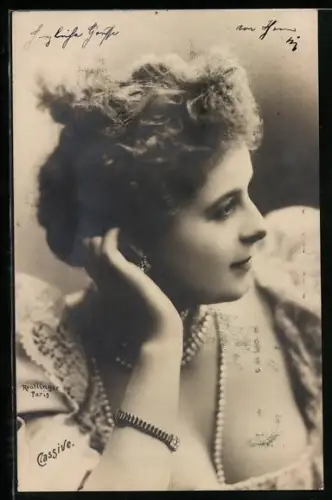 Foto-AK Atelier Reutlinger, Paris: Cassive, Portrait mit Perlenkette