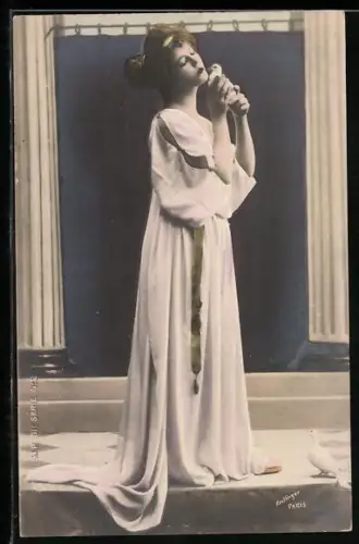 Foto-AK Atelier Reutlinger, Paris: Hübsche Dame mit Taube auf einer Bühne