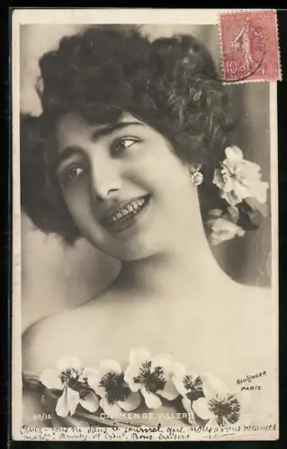 Foto-AK Atelier Reutlinger, Paris: Carmen de Villers, Portrait mit Blumen