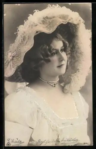 Foto-AK Atelier Reutlinger, Paris: Junge Dame mit gewelltem Hut und Perlenkette