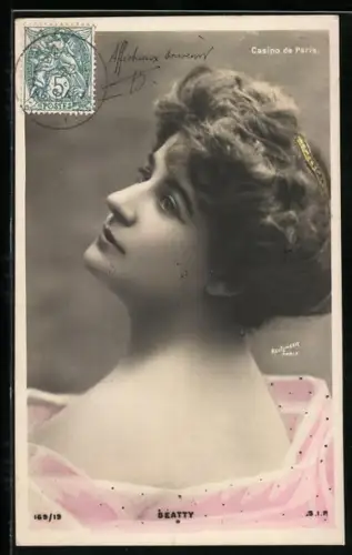 Foto-AK Atelier Reutlinger, Paris: Schauspielerin Bèatty mit toller Frisur ernst blickend