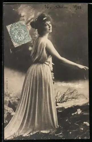 Foto-AK Atelier Reutlinger, Paris: Hübsche Dame im tollen Kleid posierend