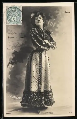 Foto-AK Atelier Reutlinger, Paris: Schauspielerin Marie Lafargue mit verschränkten Armen im bunten Kleid, Opere