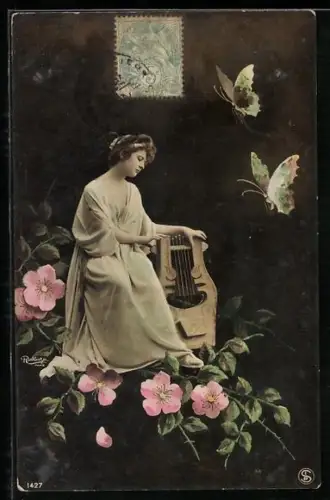 Foto-AK Atelier Reutlinger, Paris: Junge Dame mit Harfe, Blumen u. Schmetterlingen