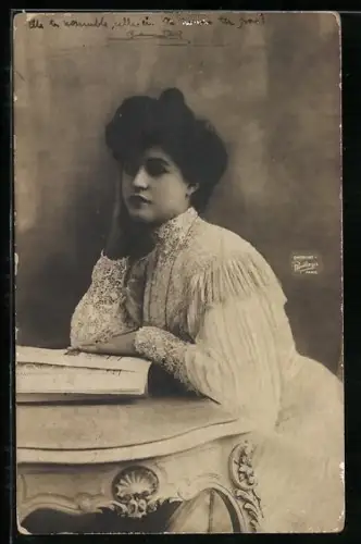 Foto-AK Atelier Reutlinger, Paris: Junge Dame in einer gerüschten Spitzenbluse