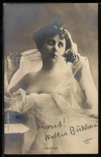 Foto-AK Atelier Reutlinger, Paris, Kolhynka im weissen Kleid