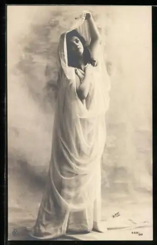 Foto-AK Atelier Reutlinger, Paris: Junge Dame hebt ihren Schleier an