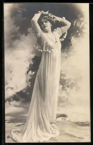 Foto-AK Atelier Reutlinger, Paris, Nr. 689 /90: Junge Frau im durchscheinenden Kleid mit Blumenkette