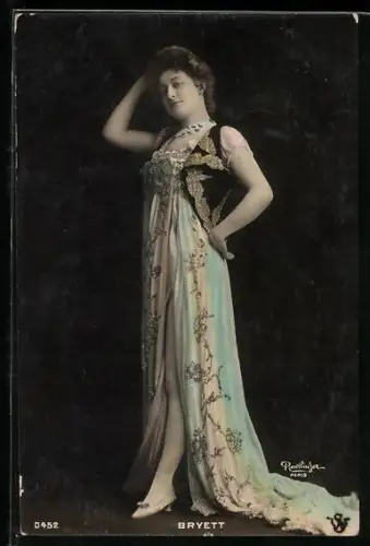 Foto-AK Atelier Reutlinger, Paris: Bryett im Bühnenkleid, Portrait