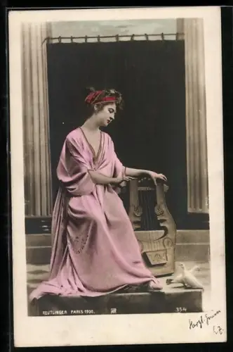 Foto-AK Atelier Reutlinger, Paris, junge Frau im Kleid mit Harfe