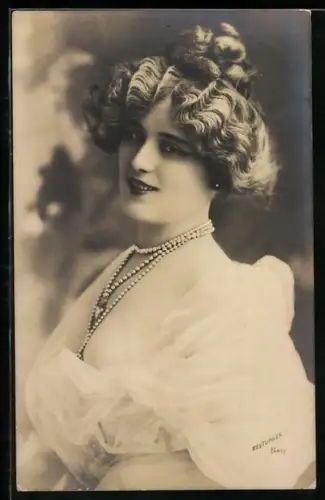 Foto-AK Atelier Reutlinger, Paris: Dame mit Dutt und Perlenkette