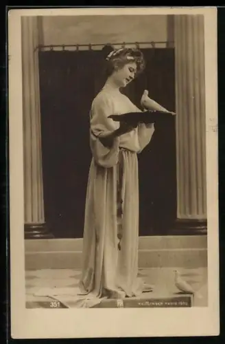 Foto-AK Atelier Reutlinger, Paris: Mädchen mit Tauben posierend