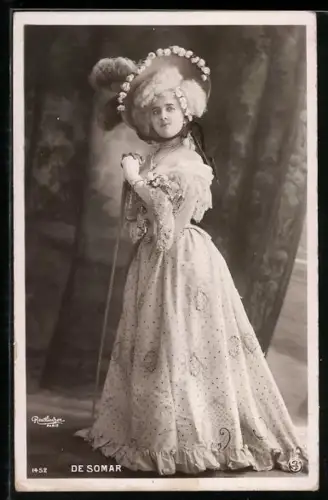 Foto-AK Atelier Reutlinger, Paris, Schauspielerin de Somar mit Hut und Stock in der Hand