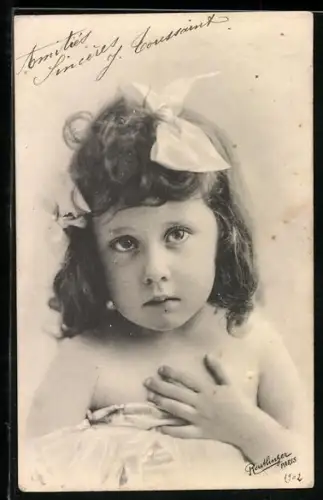 Foto-AK Atelier Reutlinger, Paris: Kleines Mädchen mit ernstem Blick, Portrait