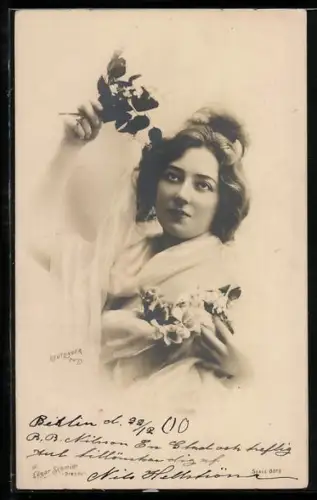 Foto-AK Atelier Reutlinger, Paris: Junge Dame mit Blumen in den Händen