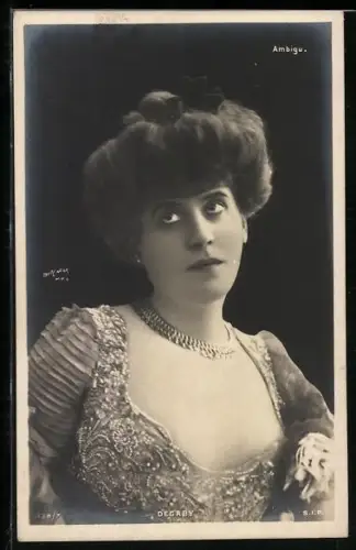 AK Schauspielerin Degaby mit Halskette