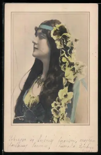 Foto-AK Atelier Reutlinger, Paris: Junge Dame mit langen Haaren, Stirnband und Blumenkette