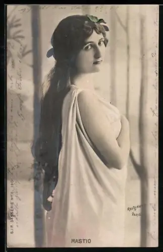 Foto-AK Atelier Reutlinger, Paris: Schauspielerin Mastio ernst zur Seite blickend