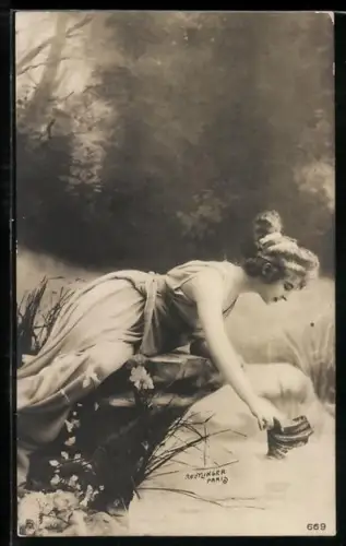 Foto-AK Atelier Reutlinger, Paris: Junge Dame in einem Park