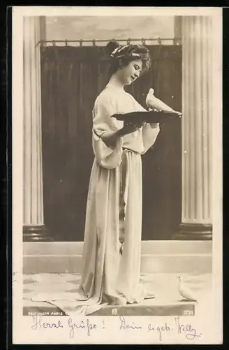 Foto-AK Atelier Reutlinger, Paris: Mädchen mit Tauben posierend