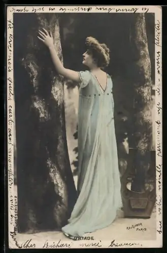 Foto-AK Atelier Reutlinger, Paris, Schauspielerin Dryade an einem Baum