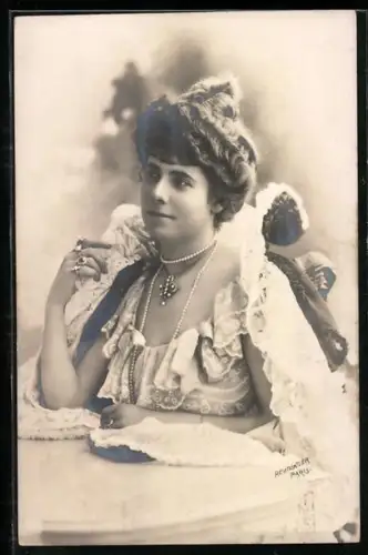 Foto-AK Atelier Reutlinger, Paris: Junge Dame mit Dutt und Halsketten, Portrait